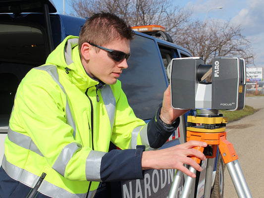 Accredited testing of optical properties in the field of vertical road signs and horizontal road markings